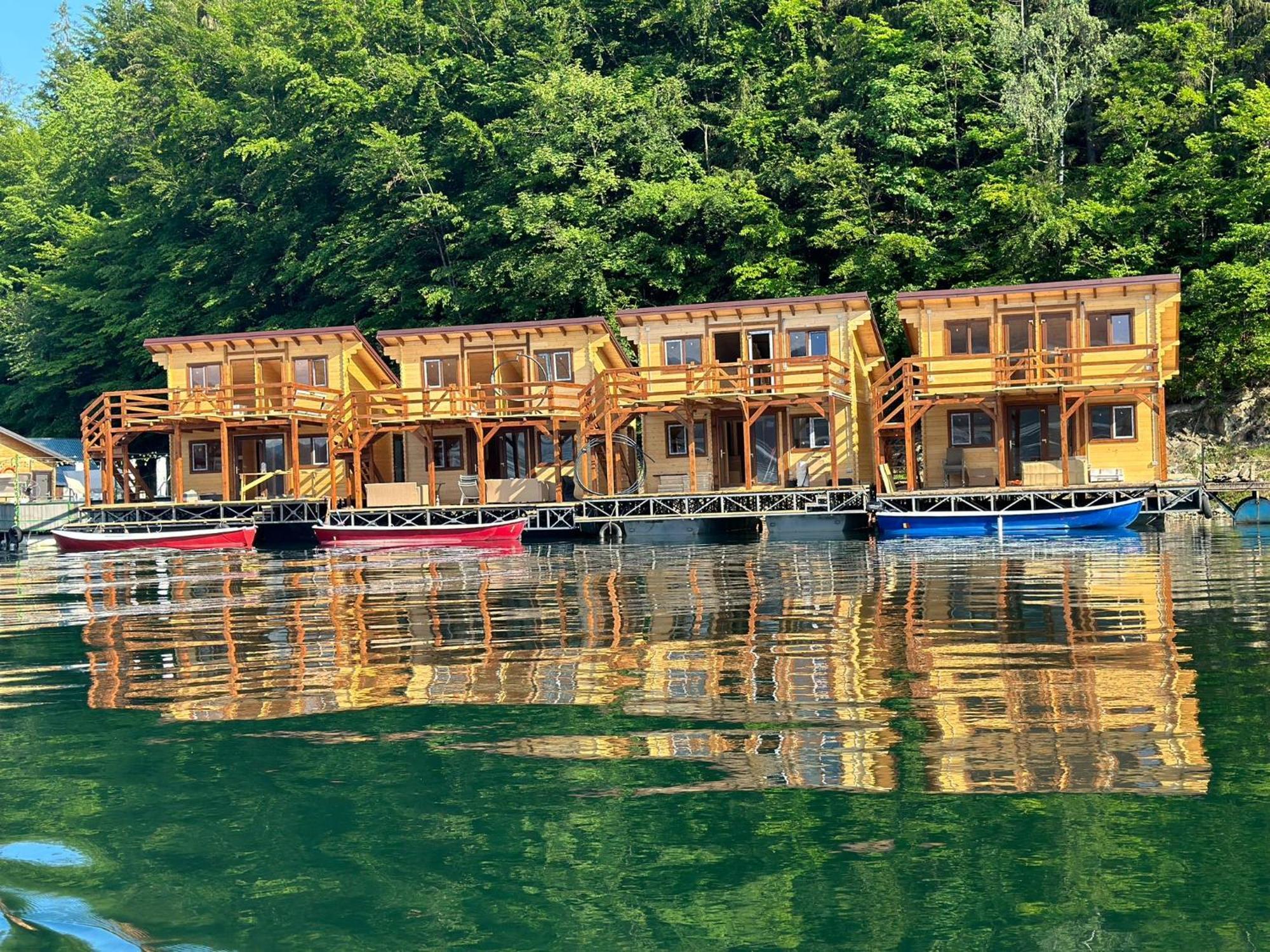 Holiday Bicaz Bungalows On The Lake Bagian luar foto