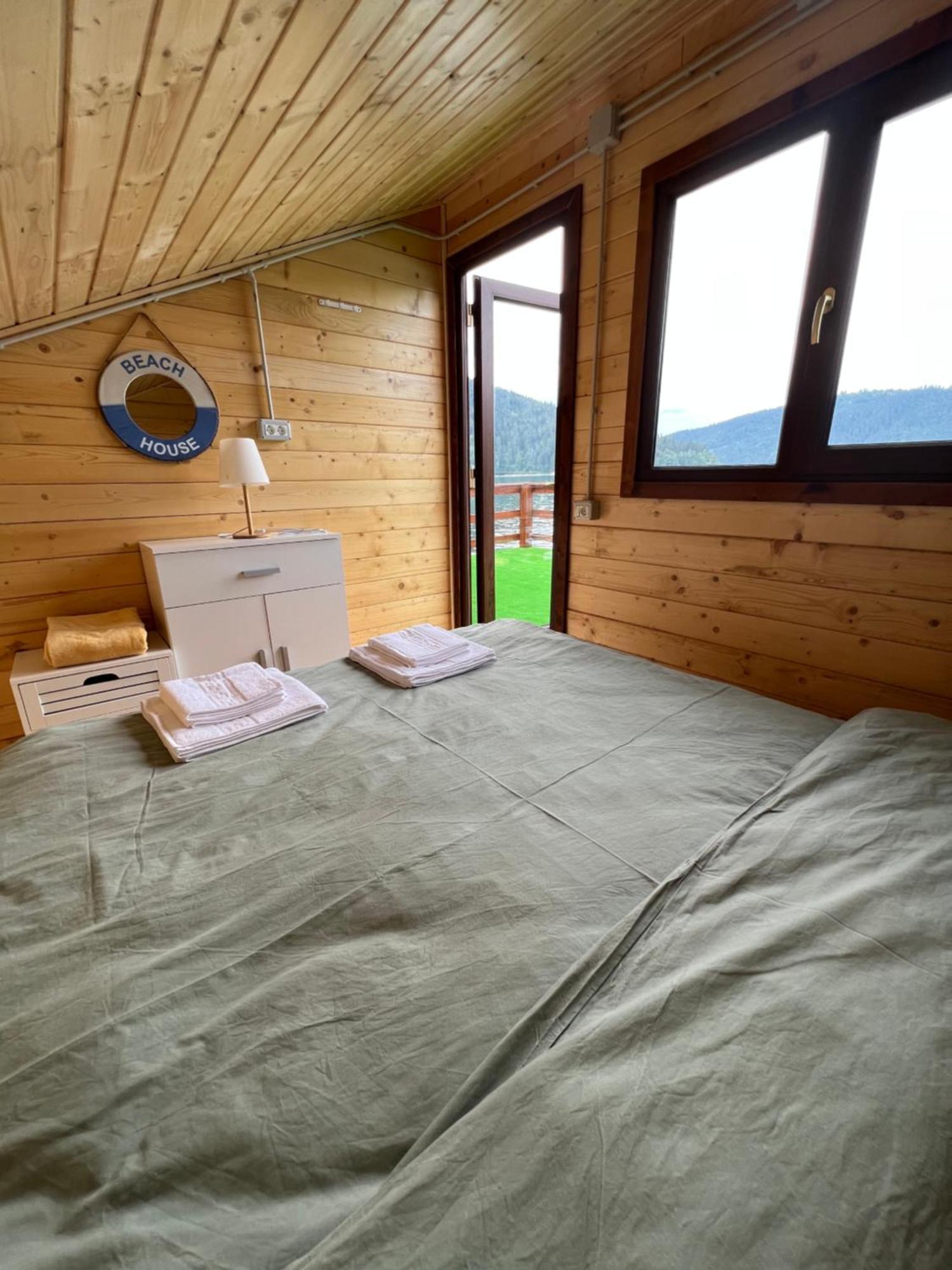 Holiday Bicaz Bungalows On The Lake Bagian luar foto