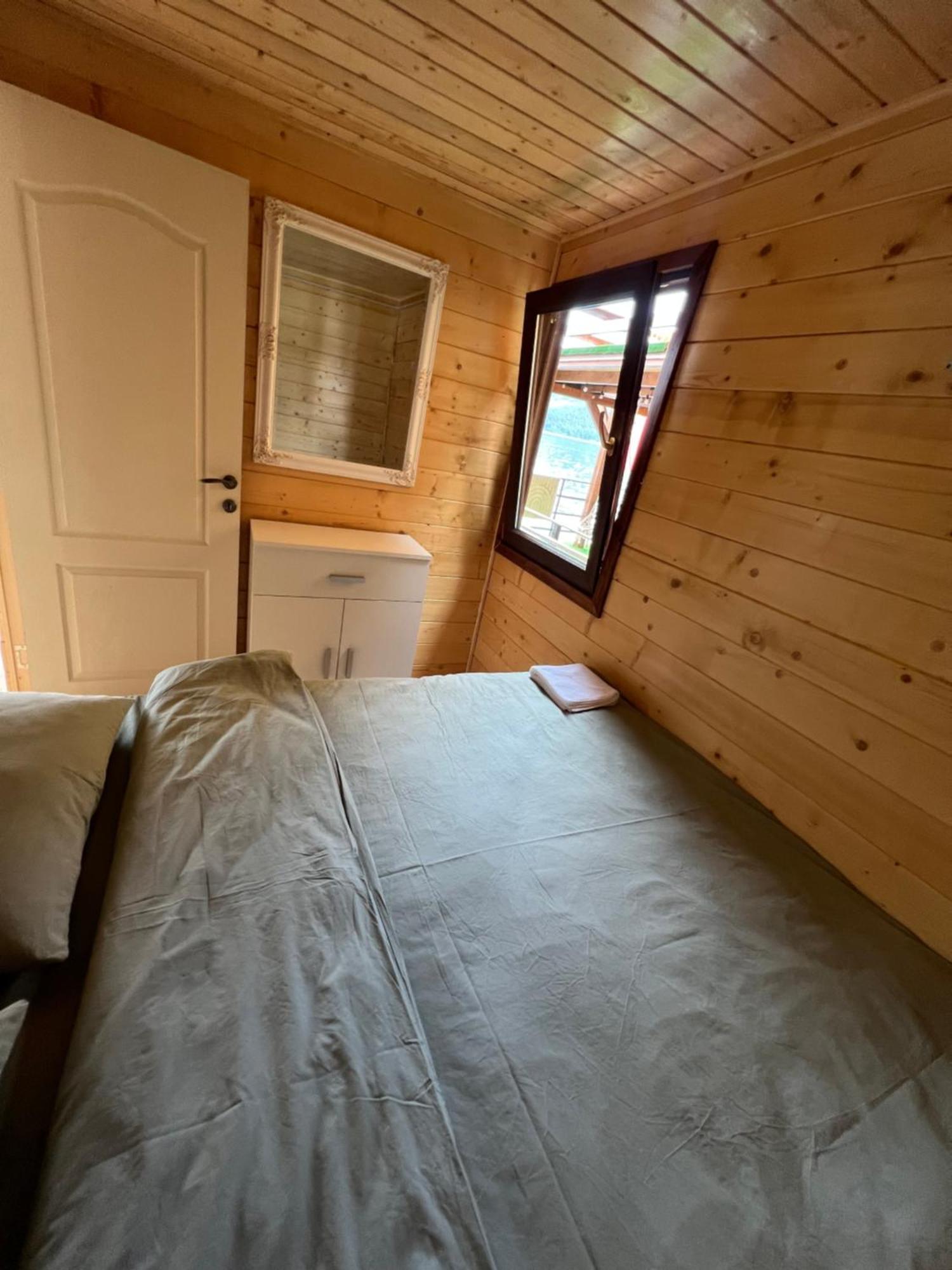 Holiday Bicaz Bungalows On The Lake Bagian luar foto