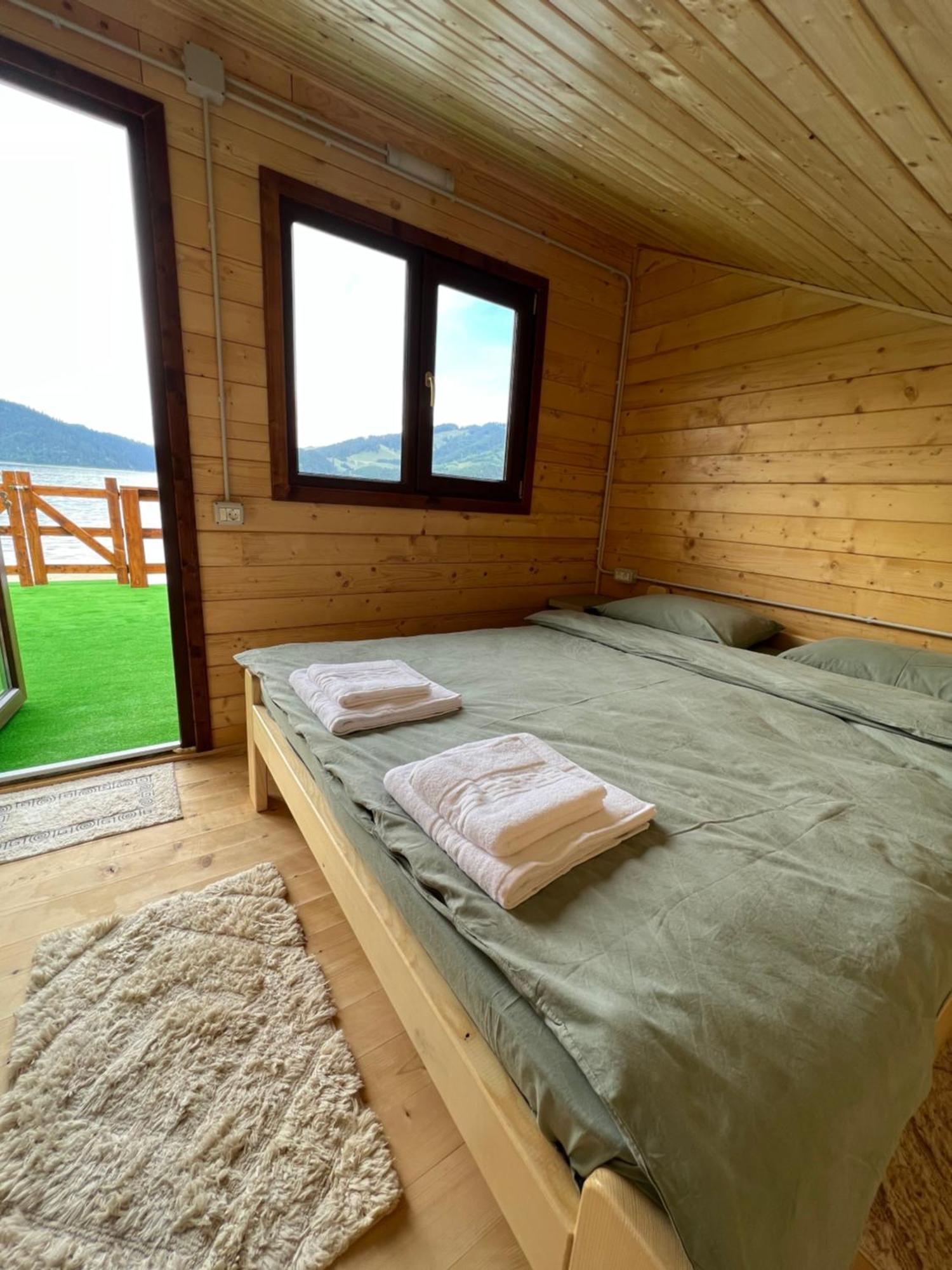 Holiday Bicaz Bungalows On The Lake Bagian luar foto