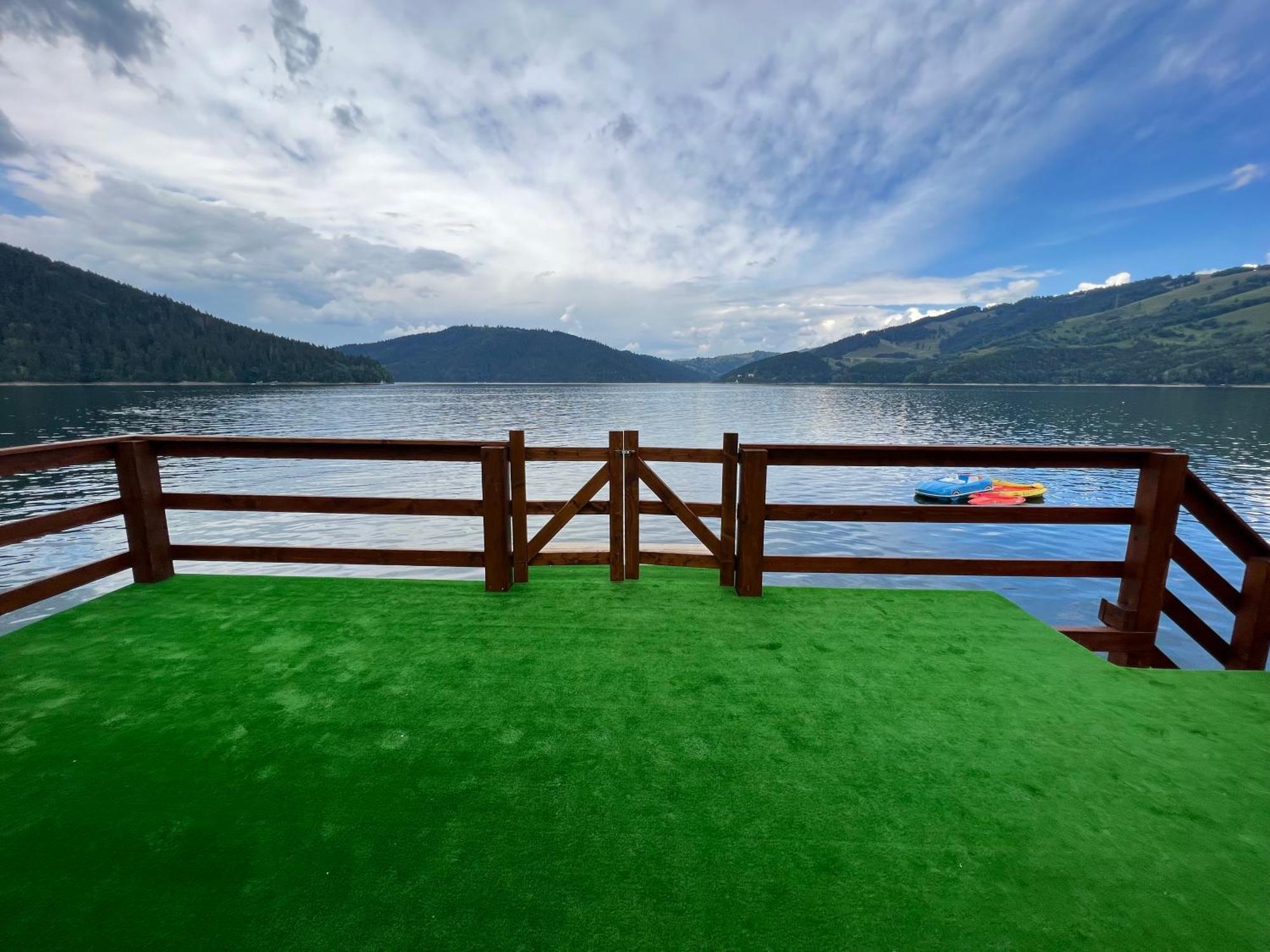 Holiday Bicaz Bungalows On The Lake Bagian luar foto