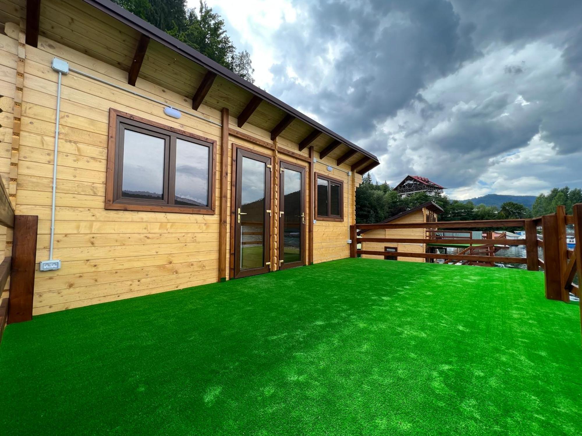Holiday Bicaz Bungalows On The Lake Bagian luar foto