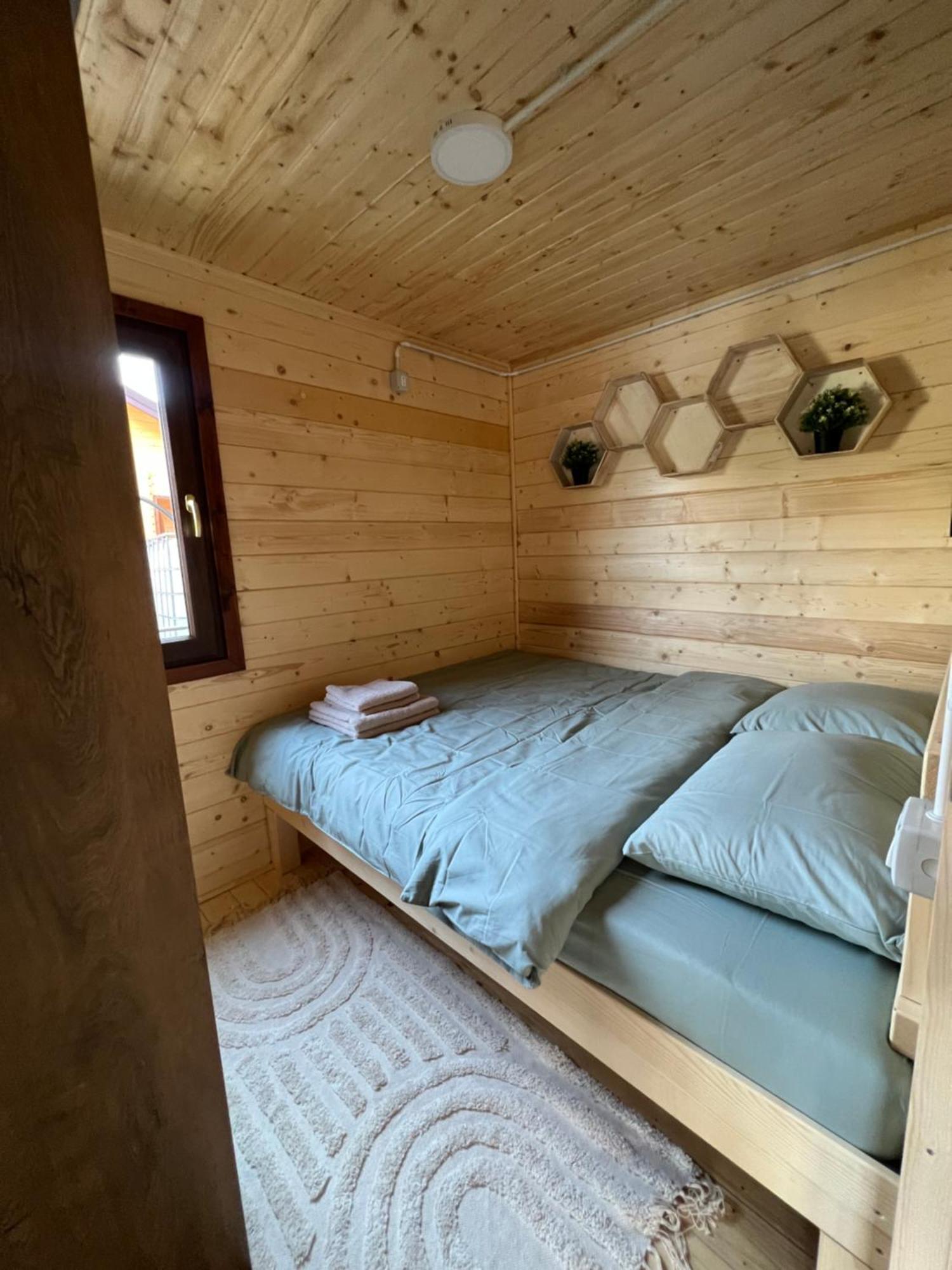 Holiday Bicaz Bungalows On The Lake Bagian luar foto