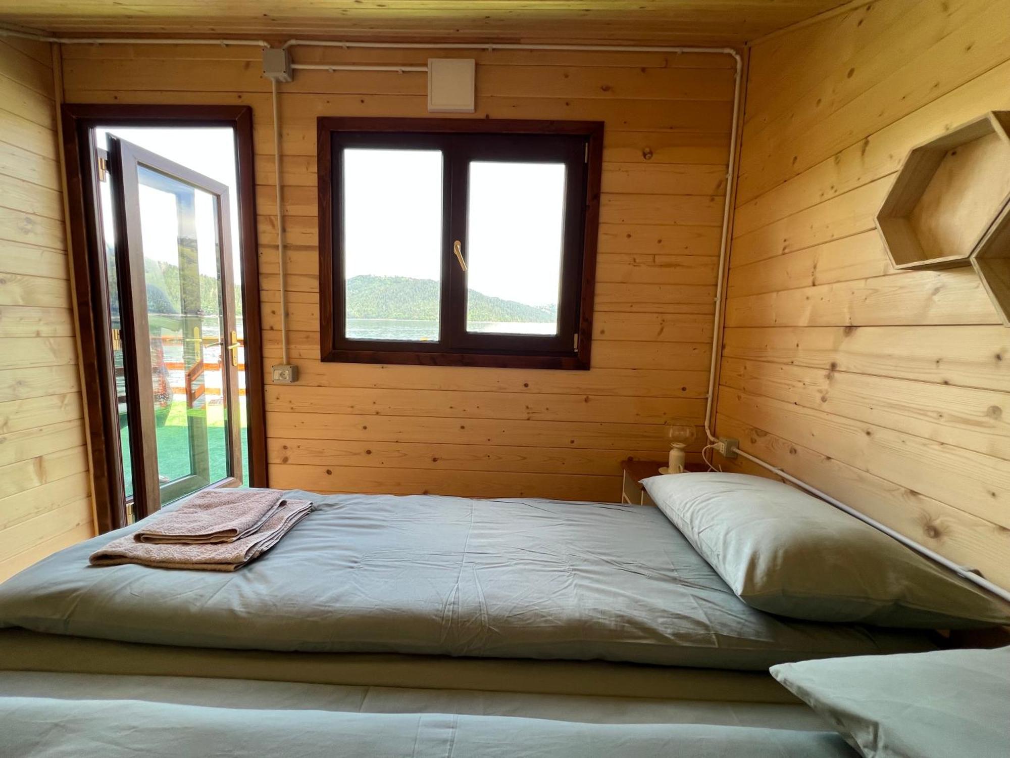 Holiday Bicaz Bungalows On The Lake Bagian luar foto