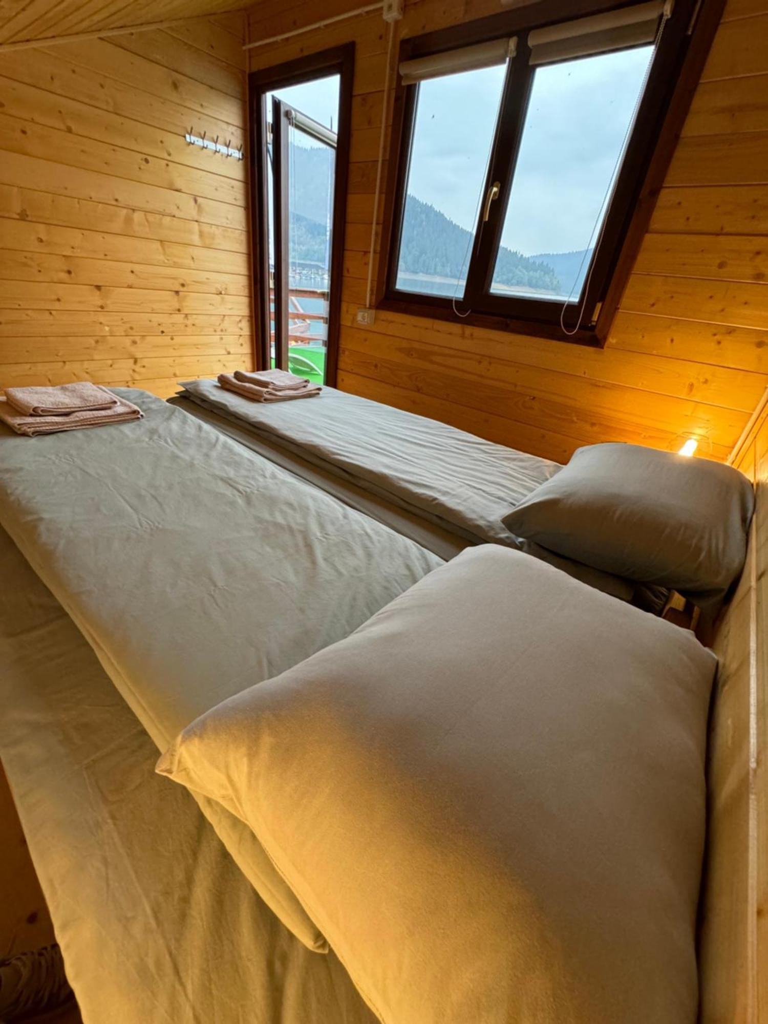 Holiday Bicaz Bungalows On The Lake Bagian luar foto
