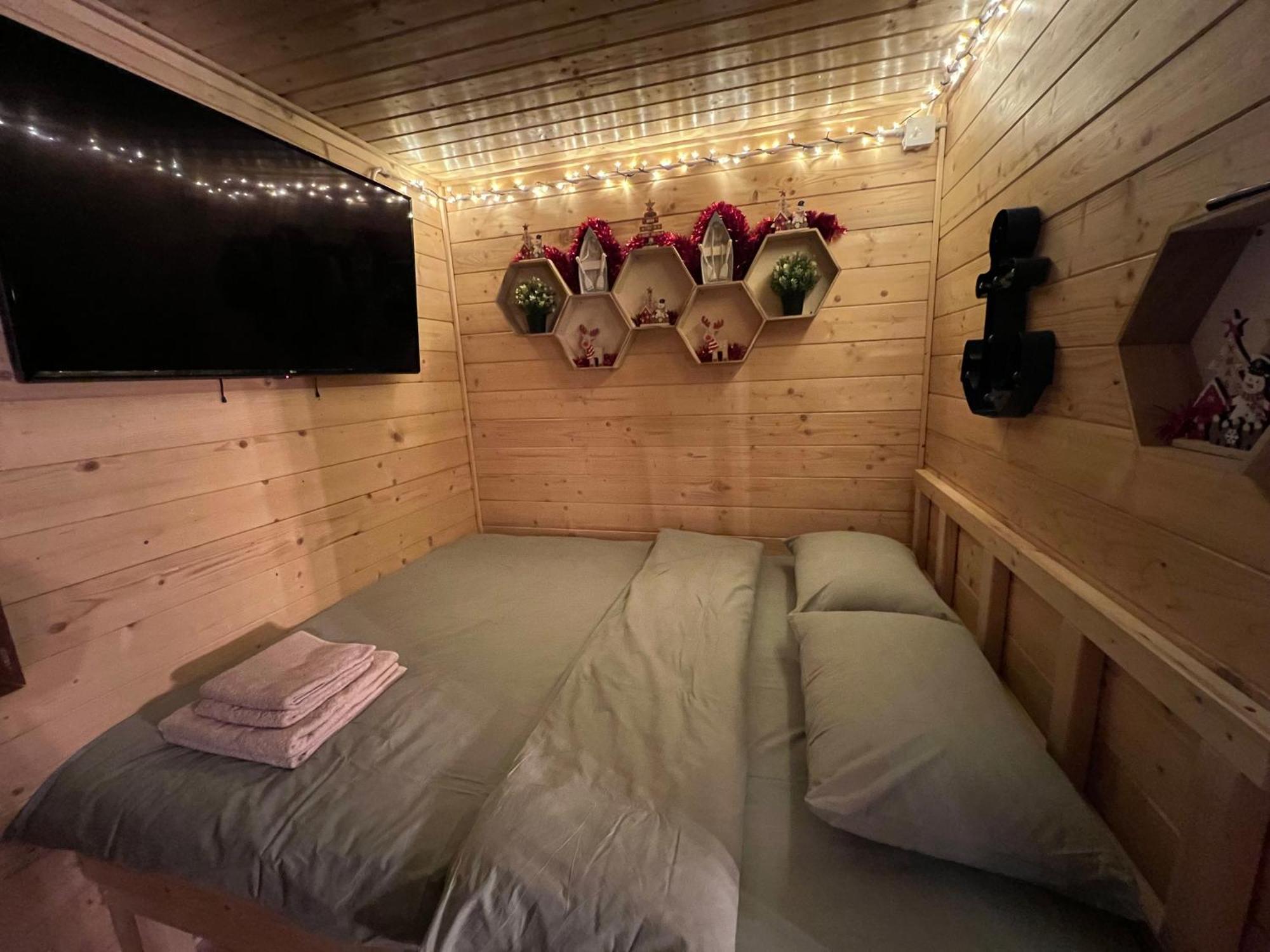 Holiday Bicaz Bungalows On The Lake Bagian luar foto