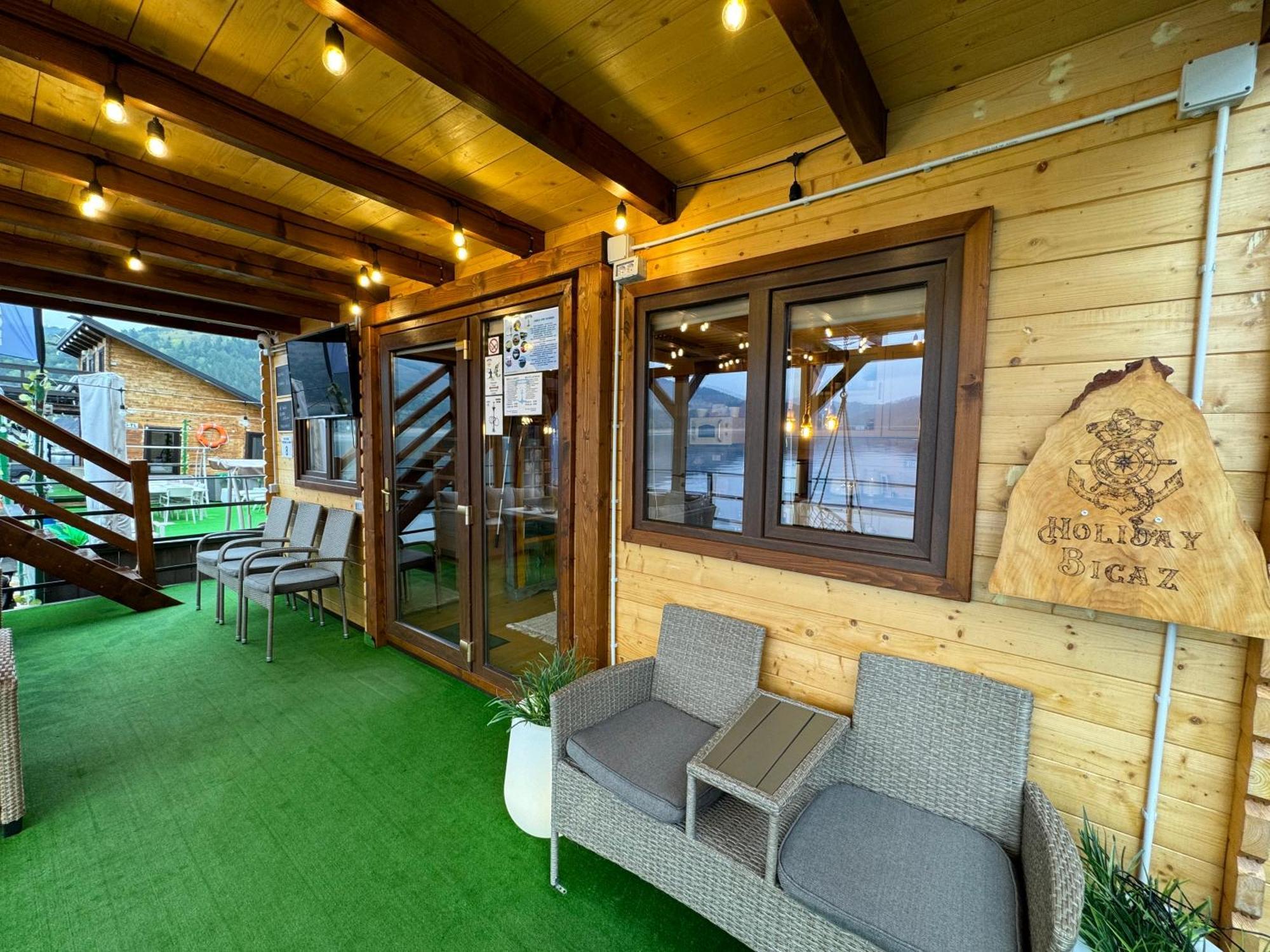 Holiday Bicaz Bungalows On The Lake Bagian luar foto