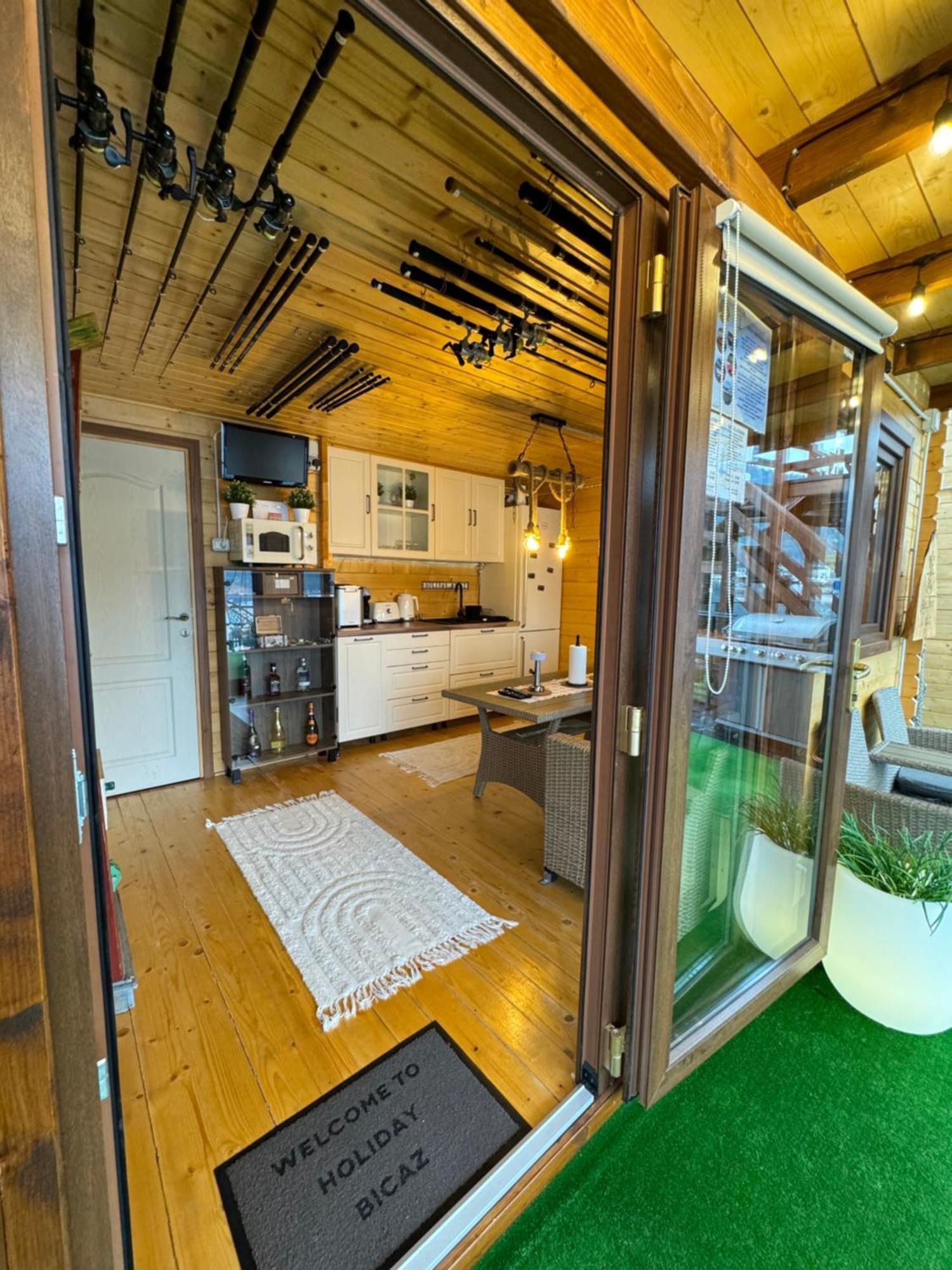 Holiday Bicaz Bungalows On The Lake Bagian luar foto