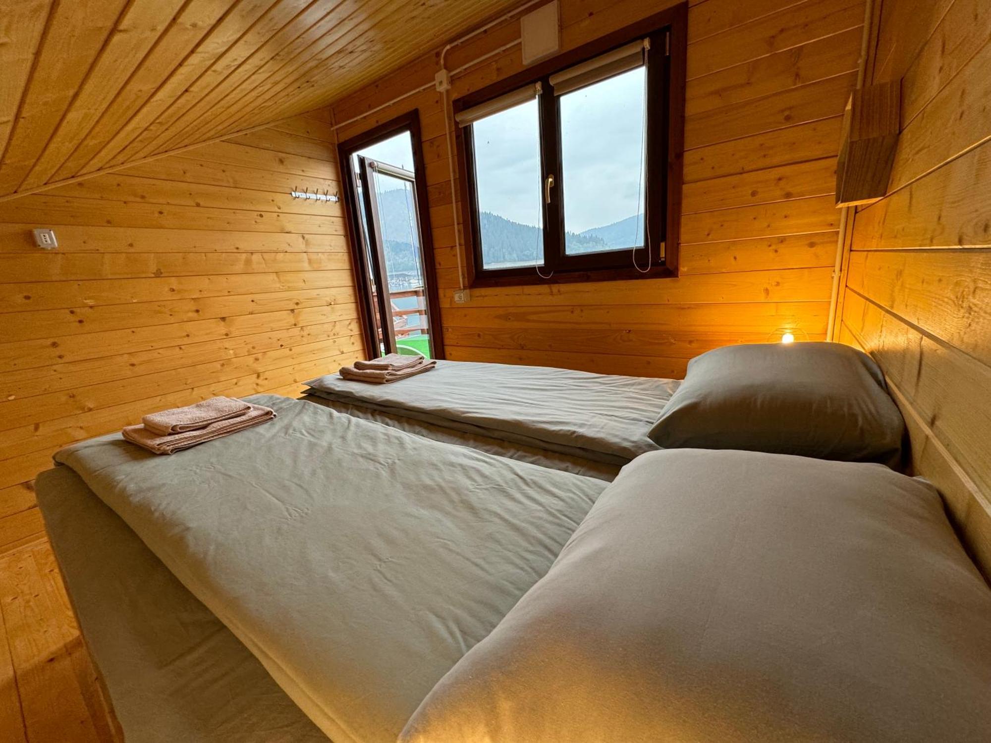 Holiday Bicaz Bungalows On The Lake Bagian luar foto